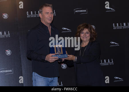 Rome, Italy. 8th April, 2016. US actor Kevin Costner poses with 'Nastri d'Argento' Award at Hotel Bernini in Rome, Italy. Credit:  PACIFIC PRESS/Alamy Live News Stock Photo