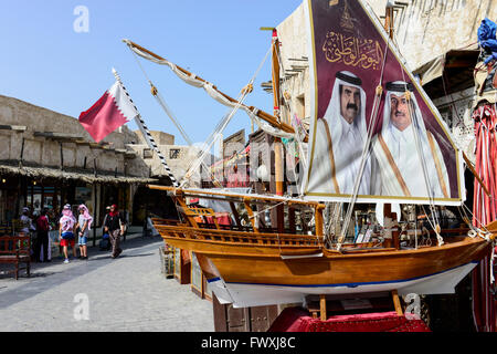 QATAR, Doha, Souq Waqif / KATAR, Doha, Basar Souk Wakif, Bildnis Emire auf Segel einer Miniatur Dhau, links Scheich Hamad bin Chalifa bin Hamad bin Abdullah bin Jassim bin Muhammed Al Thani war von 1995 bis 2013 das Staatsoberhaupt des Emirats Katar, rechts Scheich Tamim bin Hamad Al Thani ist seit 2013 Staatsoberhaupt des Emirats Katar. Stock Photo