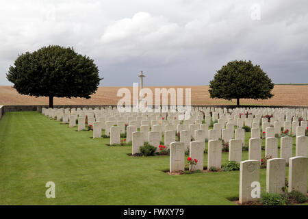 Cross of Sacrifice and headstones in the CWGC Prospect Hill Cemetery, Gouy, France. Stock Photo