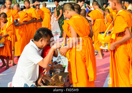 Lopburi, Thailand. 09th Apr, 2016. People give food offerings to a Buddhist monk on April 9, 2016 in Lopburi, Thailand. Thai traditional, people will make merit making by give food to monk. Credit:  Chatchai Somwat/Alamy Live News Stock Photo