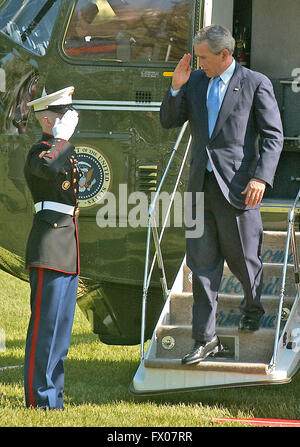 Washington, District of Columbia, USA. 21st May, 2005. Washington, DC - May 21, 2005 -- United States President George W. Bush salutes his Marine Guard as he arrives at the White House in Washington, DC aboard Marine One on May 21, 2005. He addressed the Calvin College Commencement in Grand Rapids, Michigan earlier in the day.Credit: Ron Sachs - Pool via CNP © Ron Sachs/CNP/ZUMA Wire/Alamy Live News Stock Photo