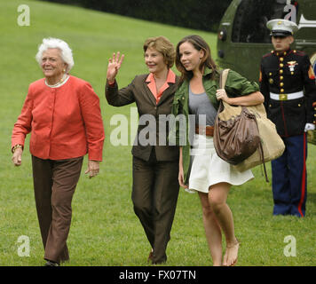 Washington, District of Columbia, USA. 11th May, 2008. First lady Laura Bush waves to onlookers as she walks with former first lady Barbara Bush (L) and daughter Barbara as they arrive at the White from a weekend at the Crawford, Texas ranch, 11 May 2008 in Washington, DC. United States President George W. Bush, whose daughter Jenna married Henry Hager at the ranch, described the experience as 'spectacular' and 'it's all we could have hoped for'. Credit: Mike Theiler/Pool via CNP © Mike Theiler/CNP/ZUMA Wire/Alamy Live News Stock Photo