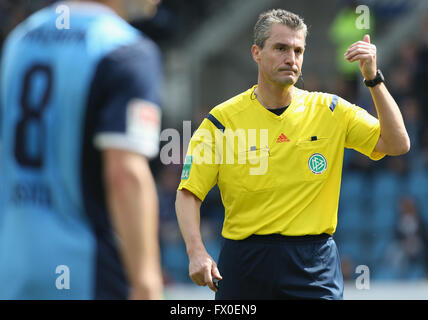 Bochum, Germany, 9th April, 2014. Football, 2nd Bundesliga, Bochum, Germany, 09.04.2016, Vfl Bochum vs FSV Frankfurt: Referee Knut Kircher .  Credit:  Juergen Schwarz/Alamy Live News Stock Photo