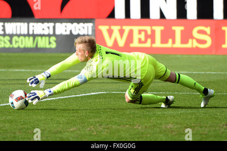 Washington, DC, USA. 9th Apr, 2016. 20160409 - Vancouver Whitecaps goalkeeper DAVID OUSTED (1) dives to make a save against D.C. United in the first half at RFK Stadium in Washington. © Chuck Myers/ZUMA Wire/Alamy Live News Stock Photo