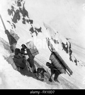 Klondike Gold Rush. Prospectors bound for the Klondike gold fields near the summit of the Chilkoot Pass on the Alaska/Canada border, c.1898. Stock Photo