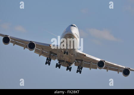 United Airlines Boeing 747-400 N199UA landing at London Heathrow Airport, UK Stock Photo
