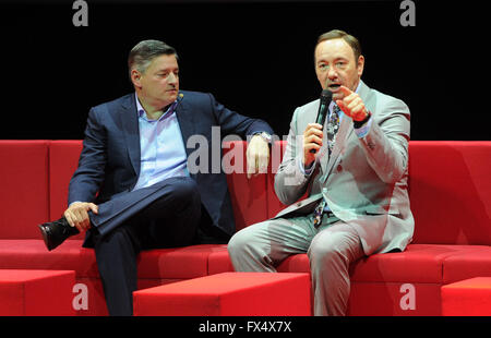 US actor Kevin Spacey (R) sits next to Netflix programme director Ted Sarandos during an event of the video service in Paris, France, 11 April 2016. Photo: ANDREJ SOKOLOW/dpa Stock Photo