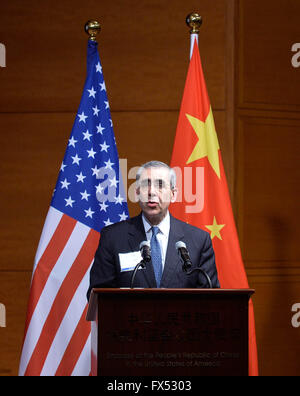 Washington, DC, USA. 11th Apr, 2016. Michael Schoenfeld, vice president at Duke University, speaks at China Salon held by Chinese embassy in Washington, DC, capital of the United States, April 11, 2016. More than 200 Duke alumni took part in the salon and communicated with Chinese diplomats. © Bao Dandan/Xinhua/Alamy Live News Stock Photo