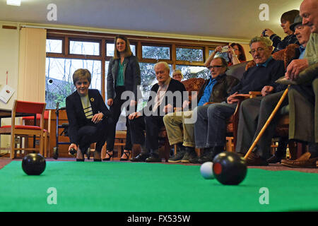 Leven, Scotland, United Kingdom, 12, April, 2016. Scotland's First Minister Nicola Sturgeon (L) tries her hand at carpet bowls  on a visit to Arden House Projects daycare centre, during campaigning for the Scottish Parliament elections which take place on May 5th, Credit:  Ken Jack / Alamy Live News Stock Photo