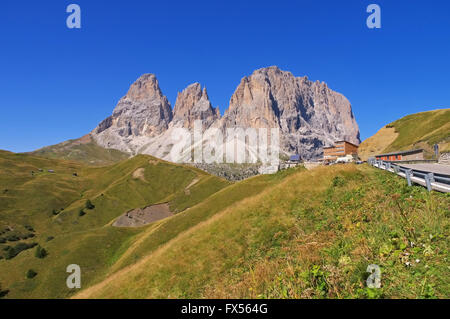 Langkofel und Plattkofel in den italienischen Dolomiten - mountains Langkofel and Plattkofel in italian  Dolomites Stock Photo