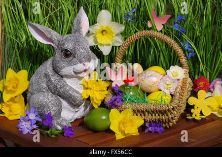 Osterhase mit Osterkorb und Ostereiern - easter bunny with basket and easter eggs Stock Photo