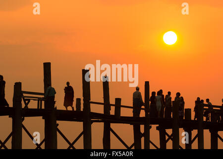 Silhouette of people walking at U Bein Bridge, Mandalay, Myanmar Stock Photo
