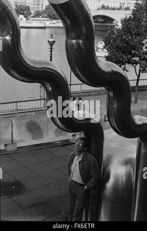 Archive image of photographer  Jorge Lewinski, 1921-2008, photographed at the South Bank Centre, London, by Mark Dunn, 1979. Sculpture 'Zemran', 1971, by William Pye, b. 1938 Stock Photo