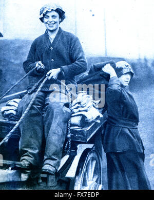 Coal-woman on a daily round in Glasgow - photo from "Great War" magazine, vol. 156, UK, circa 1917 Stock Photo