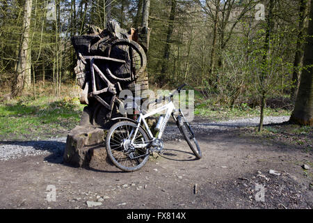 Sculptured cycle bench in Chevin Country Park, Otley, Nr Leeds Stock Photo