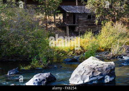 Log cabin along the Deshutes River at the Riverhouse Hotel.  Bend, Oregon Stock Photo