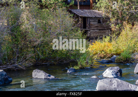 Log cabin along the Deshutes River at the Riverhouse Hotel.  Bend, Oregon Stock Photo