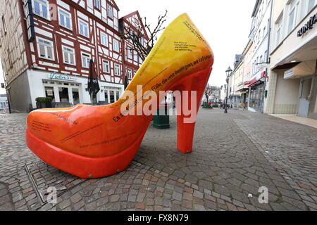 Zitate Monstiletto, oversized high heel, EU size 302, right shoe, city art outside lead to the new fashion outlet Stock Photo