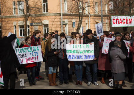 Moscow, Russia - April 11, 2016.  The protest of students and professors of the Russian Timiryazev State Agrarian University against the exclusion of scientific fields of development. Students and teachers with slogans in defense of the Timiryazev Academy Stock Photo