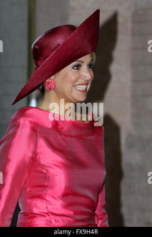 Munchen, Germany. 13th Apr, 2016. Queen Maxima of The Netherlands visit renovated 'Hollander-Saal' at the Alte Pinakothek museum in Munchen, Germany, 13 April 2016. The King and the Queen visit the state Bavaria in Germany 13 and 14 april. Photo: RPE/Albert Nieboer/Netherlands OUT - NO WIRE SERVICE-/dpa/Alamy Live News Stock Photo