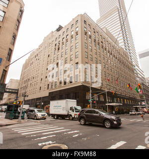 Bloomingdale's: New York, NY, U.S.A.: Bloomingdale's Inc. is an American  luxury department store chain. This department is a flagship store in  Midtown Manhattan. Stock Photo