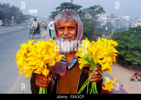 An old man selling pumpkin flowers (kumro ful) in street side of Dhaka, Bangladesh. © Jahangir Alam Onuchcha/ Alamy Stock Photo Stock Photo