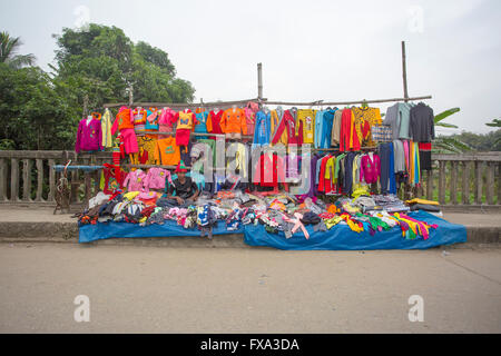 An old man selling pumpkin flowers (kumro ful) in street side of Dhaka, Bangladesh. © Jahangir Alam Onuchcha/ Alamy Stock Photo Stock Photo