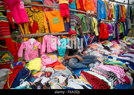 An old man selling pumpkin flowers (kumro ful) in street side of Dhaka, Bangladesh. © Jahangir Alam Onuchcha/ Alamy Stock Photo Stock Photo