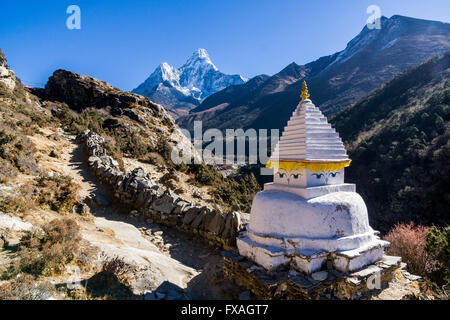 A stupa on the way to Pangboche Gompa, Ama Dablam (6856m) mountain in the distance, Pangboche, Solo Khumbu, Nepal Stock Photo