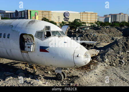 PHILIPPINES, Manila, Parañaque City, dumped airplane McDonnell Douglas DC-9 of philippine Airline Cebu Pacific, behind SM city shopping mall Sucat Stock Photo