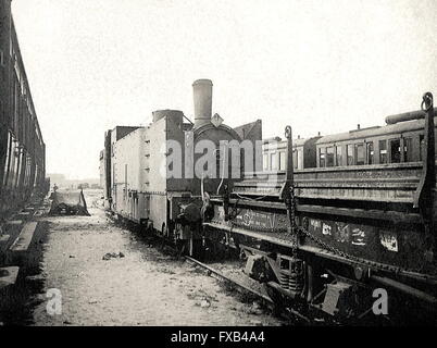 AJAXNETPHOTO. 1917.LOCATION UNKNOWN. - ALLIED ARMOURED NARROW GAUGE LIGHT RAILWAY LOCOMOTIVE WITH TRUCKS LOADED WITH STEEL RAILS, POSSIBLY NEAR NIEUPORT, BELGIUM.  PHOTO:AJAX VINTAGE PICTURE LIBRARY  REF:1917 FBALBPP 1 3 Stock Photo