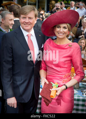 Munchen, Germany. 13th Apr, 2016. King Willem-Alexander and Queen Maxima of The Netherlands visits the Viktualienmarkt in Munchen, Germany, 13 April 2016. The King and the Queen visit the state Bavaria in Germany 13 and 14 april. Photo: Patrick van Katwijk/ POINT DE VUE OUT - NO WIRE SERVICE -/dpa/Alamy Live News Stock Photo