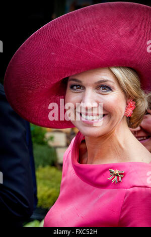 Munchen, Germany. 13th Apr, 2016. King Willem-Alexander and Queen Maxima of The Netherlands visits the Viktualienmarkt in Munchen, Germany, 13 April 2016. The King and the Queen visit the state Bavaria in Germany 13 and 14 april. Photo: Patrick van Katwijk/ POINT DE VUE OUT - NO WIRE SERVICE -/dpa/Alamy Live News Stock Photo