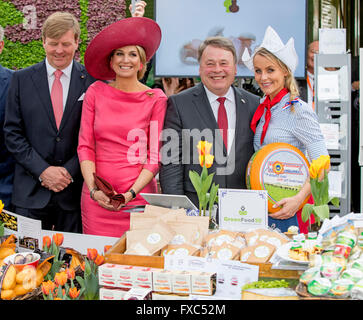 Munchen, Germany. 13th Apr, 2016. King Willem-Alexander and Queen Maxima of The Netherlands visits the Viktualienmarkt in Munchen, Germany, 13 April 2016. The King and the Queen visit the state Bavaria in Germany 13 and 14 april. Photo: Patrick van Katwijk/ POINT DE VUE OUT - NO WIRE SERVICE -/dpa/Alamy Live News Stock Photo