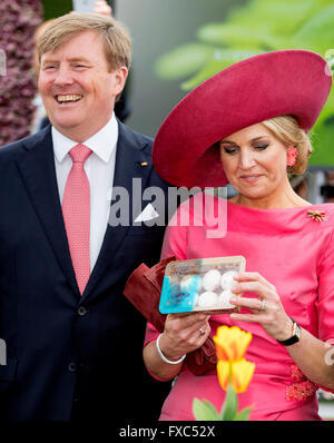 Munchen, Germany. 13th Apr, 2016. King Willem-Alexander and Queen Maxima of The Netherlands visits the Viktualienmarkt in Munchen, Germany, 13 April 2016. The King and the Queen visit the state Bavaria in Germany 13 and 14 april. Photo: Patrick van Katwijk/ POINT DE VUE OUT - NO WIRE SERVICE -/dpa/Alamy Live News Stock Photo