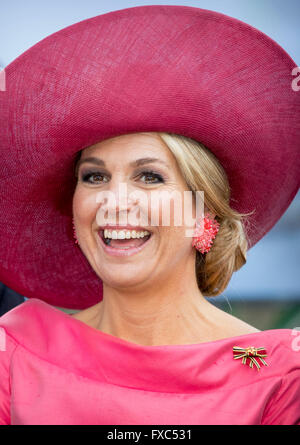 Munchen, Germany. 13th Apr, 2016. King Willem-Alexander and Queen Maxima of The Netherlands visits the Viktualienmarkt in Munchen, Germany, 13 April 2016. The King and the Queen visit the state Bavaria in Germany 13 and 14 april. Photo: Patrick van Katwijk/ POINT DE VUE OUT - NO WIRE SERVICE -/dpa/Alamy Live News Stock Photo