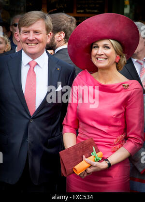 Munchen, Germany. 13th Apr, 2016. King Willem-Alexander and Queen Maxima of The Netherlands visits the Viktualienmarkt in Munchen, Germany, 13 April 2016. The King and the Queen visit the state Bavaria in Germany 13 and 14 april. Photo: Patrick van Katwijk/ POINT DE VUE OUT - NO WIRE SERVICE -/dpa/Alamy Live News Stock Photo