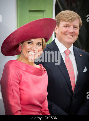 Munchen, Germany. 13th Apr, 2016. King Willem-Alexander and Queen Maxima of The Netherlands visits the Viktualienmarkt in Munchen, Germany, 13 April 2016. The King and the Queen visit the state Bavaria in Germany 13 and 14 april. Photo: Patrick van Katwijk/ POINT DE VUE OUT - NO WIRE SERVICE -/dpa/Alamy Live News Stock Photo