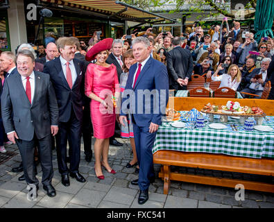 Munchen, Germany. 13th Apr, 2016. King Willem-Alexander and Queen Maxima of The Netherlands visits the Viktualienmarkt in Munchen, Germany, 13 April 2016. The King and the Queen visit the state Bavaria in Germany 13 and 14 april. Photo: Patrick van Katwijk/ POINT DE VUE OUT - NO WIRE SERVICE -/dpa/Alamy Live News Stock Photo