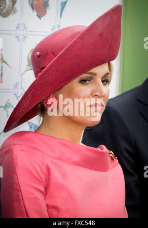 Munchen, Germany. 13th Apr, 2016. King Willem-Alexander and Queen Maxima of The Netherlands visits the Viktualienmarkt in Munchen, Germany, 13 April 2016. The King and the Queen visit the state Bavaria in Germany 13 and 14 april. Photo: Patrick van Katwijk/ POINT DE VUE OUT - NO WIRE SERVICE -/dpa/Alamy Live News Stock Photo