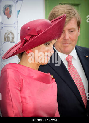 Munchen, Germany. 13th Apr, 2016. King Willem-Alexander and Queen Maxima of The Netherlands visits the Viktualienmarkt in Munchen, Germany, 13 April 2016. The King and the Queen visit the state Bavaria in Germany 13 and 14 april. Photo: Patrick van Katwijk/ POINT DE VUE OUT - NO WIRE SERVICE -/dpa/Alamy Live News Stock Photo