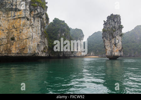 Rock formations in Ha Long Bay, Vietnam Stock Photo