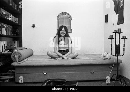 Fotomodel Uta Reichenvater bei einem Fotoshooting, Deutschland 1960er Jahre. Photo model Uta Reichenvater doing a photo shoot, Germany 1960s. 24x36swNeg419 Stock Photo