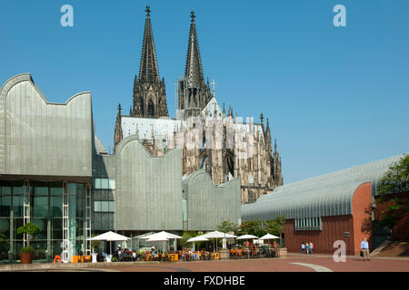Köln, Heinrich-Böll-Platz, Museum Ludwig und der Kölner Dom, davor das Museumscafe 'Ludwig im Museum' Stock Photo