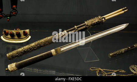 https://l450v.alamy.com/450v/fxe5dc/art-mongolia-knife-and-two-chopsticks-in-a-case-steel-silver-horn-fxe5dc.jpg