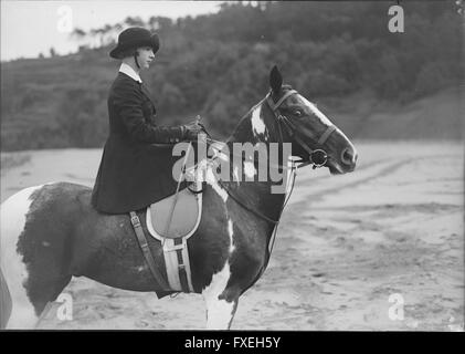 Adelheid Habsburg zu Pferd am Strand von Lequeitio Stock Photo