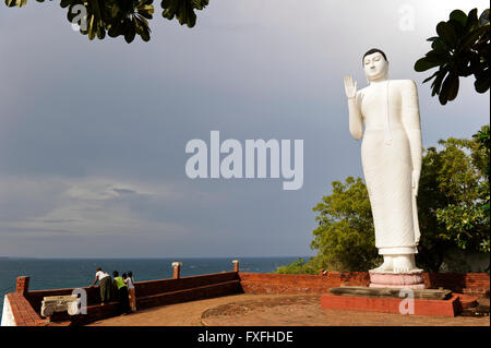 SRI LANKA Trincomalee , Fort Frederick, new Buddha statue close to the Tamil Hindu temple / SRI LANKA Trincomalee, neue Buddha Statue nahe des tamilischen Hindu Tempels auf dem Swami Rock Stock Photo