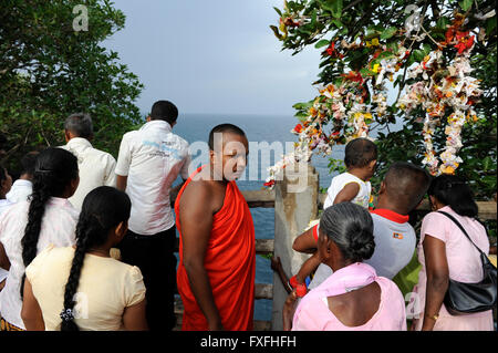 Sri Lanka Trincomalee, Buddhist monk and Tamil Hindu pilgrims at Koneshwaram Hindu temple, view to indian ocean / Sri Lanka Trincomalee , Buddhistischer Moench und tamilische Hindus am Koneshwaram Hindutempel, Blick zum indischen Ozean Stock Photo