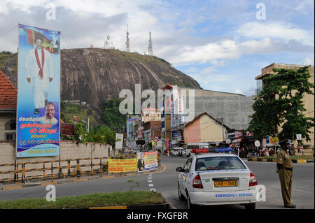 Sri Lanka, President Mahinda Rajapaksa celebrates his victory in war against the LTTE tamil tigers on propaganda posters, rock woth Buddha statue  / Sri Lanka, Praesident Mahinda Rajapaksa feiert seinen Sieg gegen die LTTE Tamil Tiger auf Propaganda Plakaten landesweit, Felsen mit Buddha Statue Stock Photo