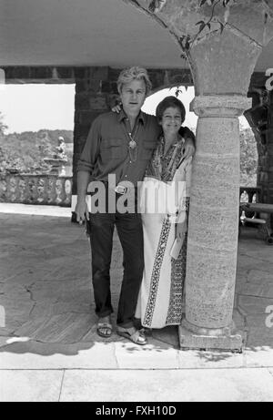 Österreichische Schauspielerin Maria Schell mit Ehemann Veit Relin, Deutschland 1970er Jahre. Austrian actress Maria Schell with husband Veit Relin, Germany 1970s.24x36swNeg482 Stock Photo